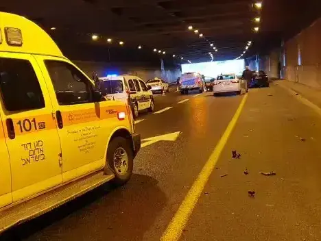 רוכב אופנוע נהרג בהתנגשות עם רכב במחלף וולפסון בנתיבי איילון, 19 בינואר 2020 (מד"א , תיעוד מבצעי מד"א) רוכב אופנוע נהרג בהתנגשות עם רכב במחלף וולפסון בנתיבי איילון, 19 בינואר 2020 (מד"א , תיעוד מבצעי מד"א)