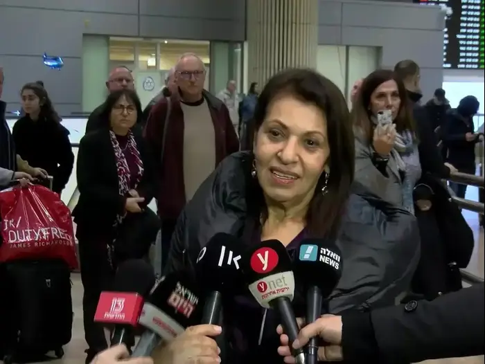 אמה של נעמה יששכר יפה נוחתת בישראל, 19 בינואר 2020 (צילום מסך) אמה של נעמה יששכר יפה נוחתת בישראל, 19 בינואר 2020 (צילום מסך)