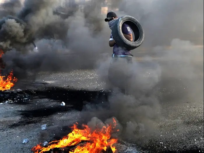 אזרח עיראקי מבעיר צמיגים במהלך הפגנות בעיר כרבלא, 20 בינואר 2020 (רויטרס) אזרח עיראקי מבעיר צמיגים במהלך הפגנות בעיר כרבלא, 20 בינואר 2020 (רויטרס)