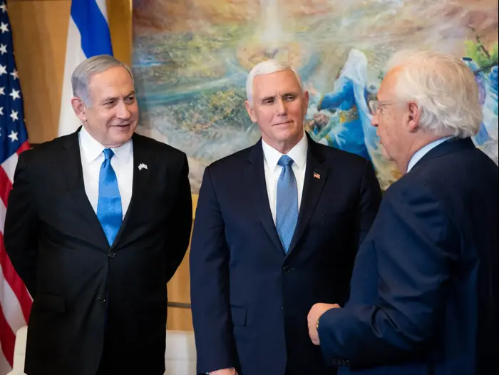 ראש הממשלה בנימין נתניהו נפגש עם סגן נשיא ארצות הברית מייק פנס ושגריר ארה,ב דיוויד פרידמן בשגרירות האמריקאית בירושלים. 23 בינואר 2020 (פול צלמים , צילום -שלו שלום) ראש הממשלה בנימין נתניהו נפגש עם סגן נשיא ארצות הברית מייק פנס ושגריר ארה,ב דיוויד פרידמן בשגרירות האמריקאית בירושלים. 23 בינואר 2020 (פול צלמים , צילום -שלו שלום)