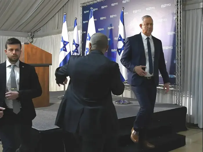 בני גנץ בהצהרה בה הודיע כי הוא נוסע להפגש עם טראמפ בוושינגטון, 25 ינואר 2020 (עיבוד תמונה , ראובן קסטרו) בני גנץ בהצהרה בה הודיע כי הוא נוסע להפגש עם טראמפ בוושינגטון, 25 ינואר 2020 (עיבוד תמונה , ראובן קסטרו)