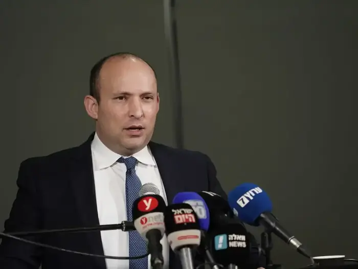 שר הביטחון נפתלי בנט, בהצהרה לתקשורת באריאל, 26 בינואר 2020 (TPS , צילום: הלל מאיר) שר הביטחון נפתלי בנט, בהצהרה לתקשורת באריאל, 26 בינואר 2020 (TPS , צילום: הלל מאיר)