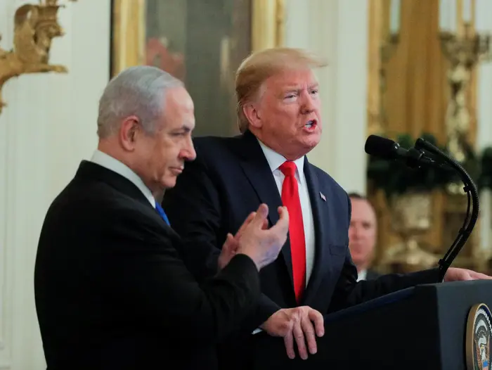 נשיא ארה"ב, דונלד טראמפ וראש הממשלה בנימין נתניהו במהלך הצגת תוכנית המאה 28 בינואר 2020 (רויטרס) נשיא ארה"ב, דונלד טראמפ וראש הממשלה בנימין נתניהו במהלך הצגת תוכנית המאה 28 בינואר 2020 (רויטרס)