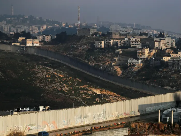 גדר ההפרדה ליד העיירה הפלסטינית אבו דיס שבאזור מזרח ירושלים ב-29 בינואר 2020 (רויטרס) גדר ההפרדה ליד העיירה הפלסטינית אבו דיס שבאזור מזרח ירושלים ב-29 בינואר 2020 (רויטרס)