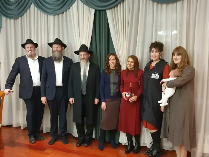 יפה יששכר, אמה של נעמה יששכר, עם הרב לזר ושליחי חב"ד ברוסיה, 30 בינואר 2020 (אתר רשמי) יפה יששכר, אמה של נעמה יששכר, עם הרב לזר ושליחי חב"ד ברוסיה, 30 בינואר 2020 (אתר רשמי)