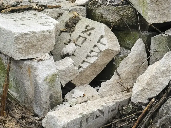 מצבות שבורות ומתפוררות בבית העלמין היהודי של קישינב (אתר רשמי , לארי לקסנר) מצבות שבורות ומתפוררות בבית העלמין היהודי של קישינב (אתר רשמי , לארי לקסנר)