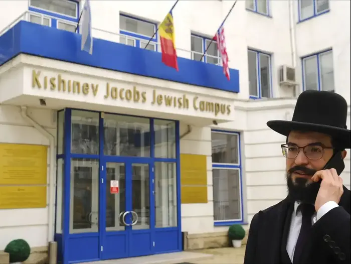 הרב שמשון דניאל איזקסון מחב״ד הוא בין אלה שמקווים להפיח רוח של אמונה דתית בקרב 15,000 התושבים היהודים של קישינב (אתר רשמי , לארי לקסנר) הרב שמשון דניאל איזקסון מחב״ד הוא בין אלה שמקווים להפיח רוח של אמונה דתית בקרב 15,000 התושבים היהודים של קישינב (אתר רשמי , לארי לקסנר)