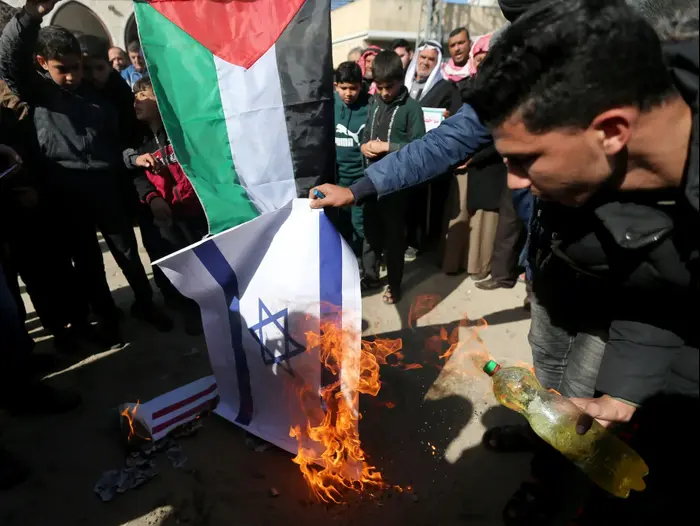 מפגינים פלסטינים נגד עסקת המאה שורפים את דגל ישראל ברצועת עזה. 31 בינואר 2020. (רויטרס) מפגינים פלסטינים נגד עסקת המאה שורפים את דגל ישראל ברצועת עזה. 31 בינואר 2020. (רויטרס)
