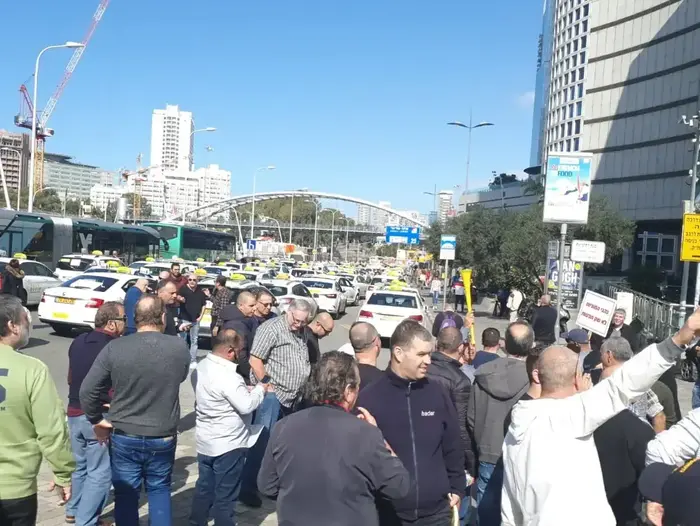 מחאת נהגי המוניות על רפורמת תעריפי הנסיעה בצומת עזריאלי בתל אביב. 02 בפברואר 2020. (אתר רשמי , קובי שלמה) מחאת נהגי המוניות על רפורמת תעריפי הנסיעה בצומת עזריאלי בתל אביב. 02 בפברואר 2020. (אתר רשמי , קובי שלמה)