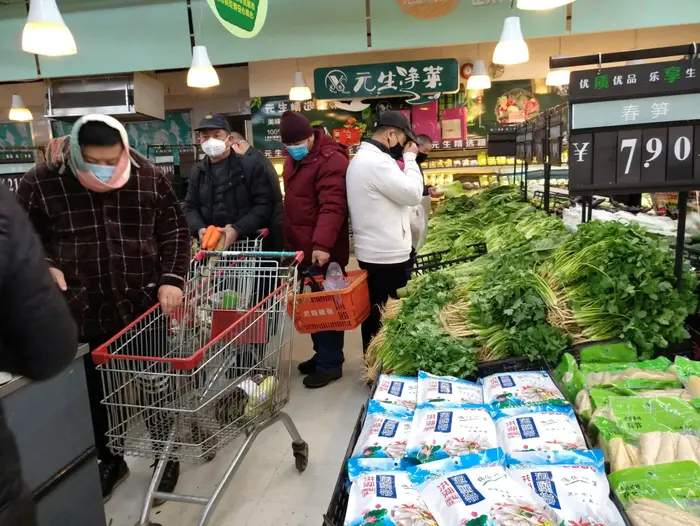 אנשים חובשים מסכות בסופרמרקט בווהאן להגנה מפני וירוס הקורונה, מחוז חוביי, סין. 26 בינואר, 2020 (רויטרס) אנשים חובשים מסכות בסופרמרקט בווהאן להגנה מפני וירוס הקורונה, מחוז חוביי, סין. 26 בינואר, 2020 (רויטרס)