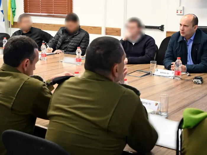 שר הביטחון נפתלי בנט קיים הערכת מצב באוגדת עזה, 9 בפברואר 2020 (משרד הביטחון , אריאל חרמוני) שר הביטחון נפתלי בנט קיים הערכת מצב באוגדת עזה, 9 בפברואר 2020 (משרד הביטחון , אריאל חרמוני)