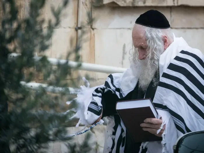 אליעזר ברלנד מובל לבית המשפט השלום בירושלים לקראת הארכת מעצרו 9 בפברואר 2020 (אתר רשמי , יונתן זינדל/פלאש90) אליעזר ברלנד מובל לבית המשפט השלום בירושלים לקראת הארכת מעצרו 9 בפברואר 2020 (אתר רשמי , יונתן זינדל/פלאש90)