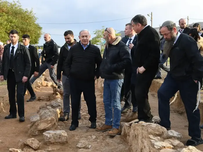ראש הממשלה בנימין נתניהו בטקס נטיעות לרגל חג ט״ו בשבט, ביישוב ״מבואות יריחו״ שבבקעת הירדן 10 בפברואר 2020 (אתר רשמי , חיים צח/לע״מ) ראש הממשלה בנימין נתניהו בטקס נטיעות לרגל חג ט״ו בשבט, ביישוב ״מבואות יריחו״ שבבקעת הירדן 10 בפברואר 2020 (אתר רשמי , חיים צח/לע״מ)