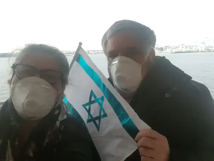 שלווה דהאן, ממבשרת ציון, ובעלה, שוהים על ספינת הקורונה, 12 בפברואר 2020 (באדיבות המצולמים) שלווה דהאן, ממבשרת ציון, ובעלה, שוהים על ספינת הקורונה, 12 בפברואר 2020 (באדיבות המצולמים)