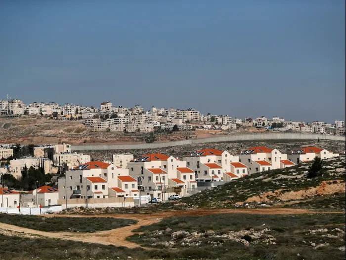 ההתנחלות פסגת זאב ליד הכפר הפלסטיני אל-ראם ב-13 בפברואר 2020 (רויטרס) ההתנחלות פסגת זאב ליד הכפר הפלסטיני אל-ראם ב-13 בפברואר 2020 (רויטרס)