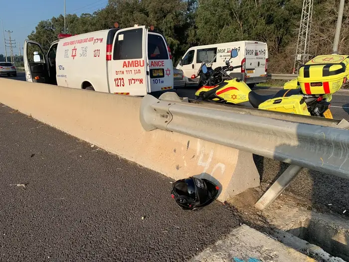 רוכב אופנוע נהרג מפגיעת רכב בכביש 40 סמוך לצומת רחובות, 17 בפברואר 2020 (מד"א) רוכב אופנוע נהרג מפגיעת רכב בכביש 40 סמוך לצומת רחובות, 17 בפברואר 2020 (מד"א)
