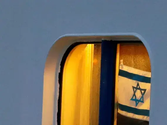 דגל ישראל מתנוסס מבעד לתא בספינת התענוגות "דיימונד פרינסס" השוהה ביוקוהאמה יפן וחלק מנוסעיה נדבקו בקורונה, 10 בפברואר 2020 (רויטרס) דגל ישראל מתנוסס מבעד לתא בספינת התענוגות "דיימונד פרינסס" השוהה ביוקוהאמה יפן וחלק מנוסעיה נדבקו בקורונה, 10 בפברואר 2020 (רויטרס)