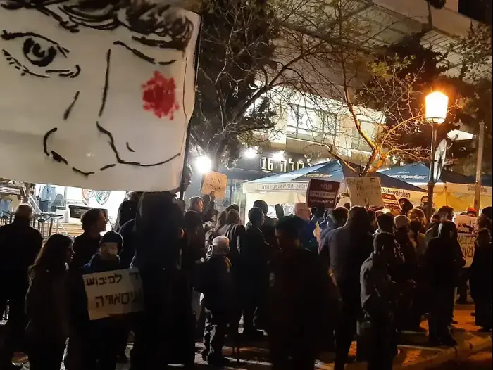 עשרות מפגינים ליד מגרש הרוסים בירושלים בעקבות התנהלות המשטרה בעיסאוויה ופציעת הילד מאלכ עיסא, 20 בפברואר 2020 (ללא שם , יעל פרנקל) עשרות מפגינים ליד מגרש הרוסים בירושלים בעקבות התנהלות המשטרה בעיסאוויה ופציעת הילד מאלכ עיסא, 20 בפברואר 2020 (ללא שם , יעל פרנקל)