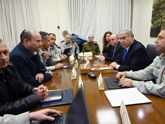 הערכת המצב שהתקיימה בקריה שבתל אביב בעקבות ההסלמה בדרום בהשתתפות ראש הממשלה, בנימין נתניהו, שר הביטחון, נפתלי בנט, הרמטכ״ל, ראש השב״כ, ראש המל״ל, מתאם הפעולות בשטחים ובכירי מערכת הביטחון 23 בפברואר 2020 (אתר רשמי , טל עוז / משרד הביטחון) הערכת המצב שהתקיימה בקריה שבתל אביב בעקבות ההסלמה בדרום בהשתתפות ראש הממשלה, בנימין נתניהו, שר הביטחון, נפתלי בנט, הרמטכ״ל, ראש השב״כ, ראש המל״ל, מתאם הפעולות בשטחים ובכירי מערכת הביטחון 23 בפברואר 2020 (אתר רשמי , טל עוז / משרד הביטחון)
