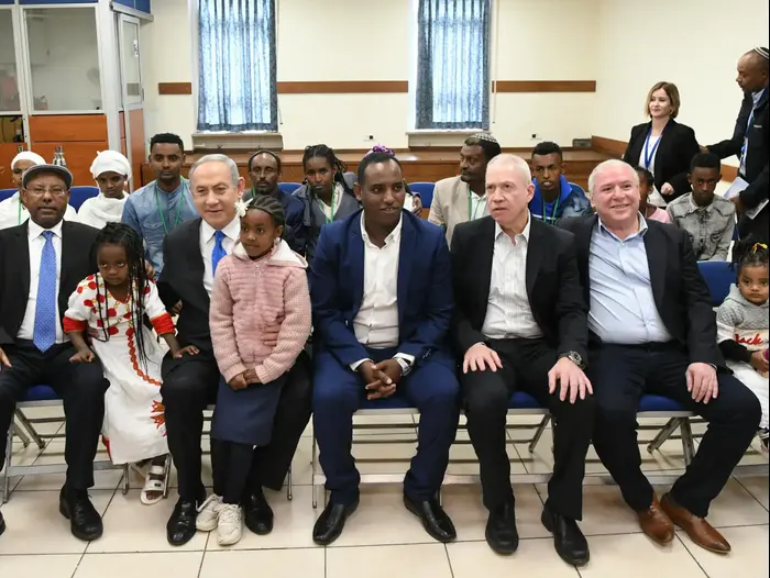פגישת רה"מ בנימין נתניהו עם עולים חדשים מאתיופיה (אתר רשמי , עמוס בן גרשום, לע"מ) פגישת רה"מ בנימין נתניהו עם עולים חדשים מאתיופיה (אתר רשמי , עמוס בן גרשום, לע"מ)