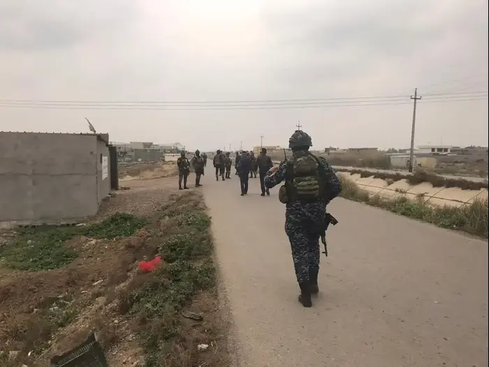 כוחות צבא עירקיים צועדים סמוך לבניין בו מצאו רקטות קטיושה של כוחות חיזבאללה באום אל-איזאם, עיראק - ה-14 למרץ 2020 (רויטרס) כוחות צבא עירקיים צועדים סמוך לבניין בו מצאו רקטות קטיושה של כוחות חיזבאללה באום אל-איזאם, עיראק - ה-14 למרץ 2020 (רויטרס)