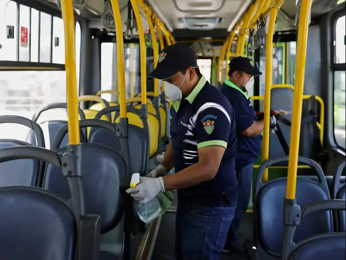 חיטוי תחבורה ציבורית בגואטמלה, קורונה, 16 מרץ 2020 (רויטרס) חיטוי תחבורה ציבורית בגואטמלה, קורונה, 16 מרץ 2020 (רויטרס)