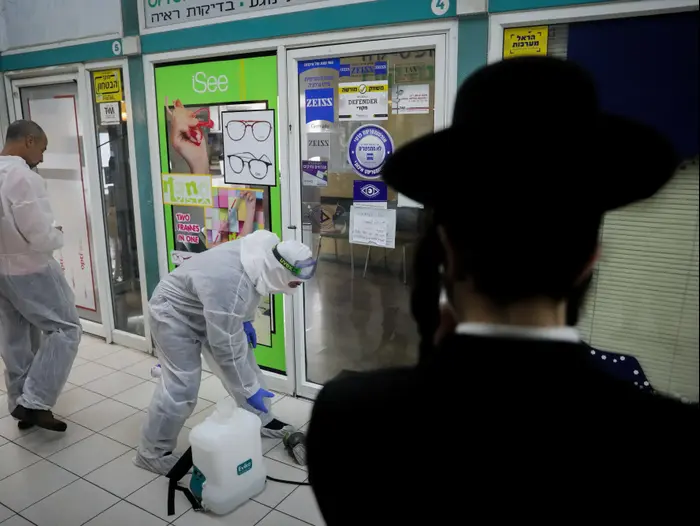 טיהור נגד התפשטות נגיף הקורונה בירושלים , מרץ 2020 (פלאש 90 , יונתן זינדל) טיהור נגד התפשטות נגיף הקורונה בירושלים , מרץ 2020 (פלאש 90 , יונתן זינדל)
