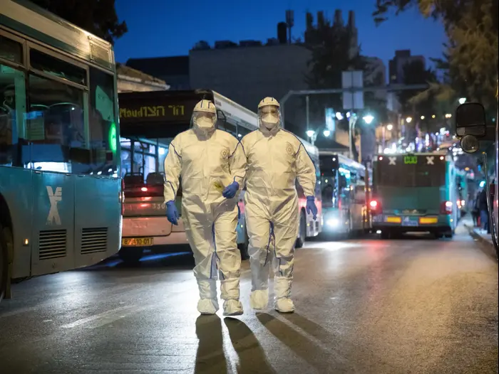 אנשי צוות של מגן דוד אדום מגיעים לבדוק חולה עם תסמינים לנגיף הקורונה בירושלים 16 במרץ 2020 (פלאש 90 , יונתן זינדל, פלאש 90) אנשי צוות של מגן דוד אדום מגיעים לבדוק חולה עם תסמינים לנגיף הקורונה בירושלים 16 במרץ 2020 (פלאש 90 , יונתן זינדל, פלאש 90)