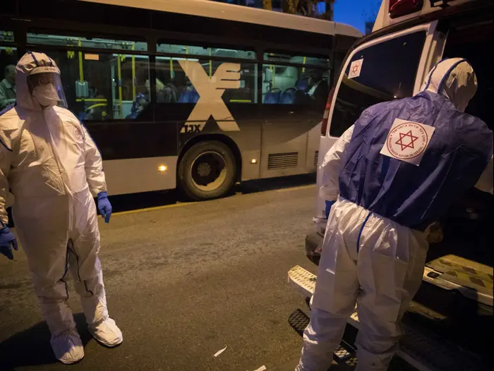 אנשי צוות של מגן דוד אדום מגיעים לבדוק חולה עם תסמינים לנגיף הקורונה בירושלים 16 במרץ 2020 (פלאש 90 , יונתן זינדל, פלאש 90) אנשי צוות של מגן דוד אדום מגיעים לבדוק חולה עם תסמינים לנגיף הקורונה בירושלים 16 במרץ 2020 (פלאש 90 , יונתן זינדל, פלאש 90)