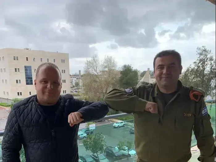 מפקד מחוז דרום בפיקוד העורף אל"מ יוסי כהן עם ראש העיר אשקלון (אתר רשמי , -) מפקד מחוז דרום בפיקוד העורף אל"מ יוסי כהן עם ראש העיר אשקלון (אתר רשמי , -)