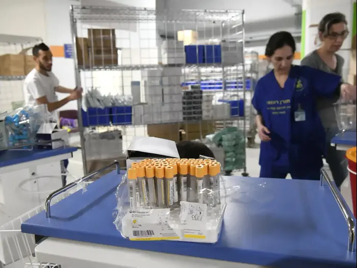 הכשרת חניה תת קרקעית לאכלוס מיטות אשפוז לחולי קורונה בבית חולים שיבא תל השומר, 19 במרץ 2020 (ראובן קסטרו) הכשרת חניה תת קרקעית לאכלוס מיטות אשפוז לחולי קורונה בבית חולים שיבא תל השומר, 19 במרץ 2020 (ראובן קסטרו)