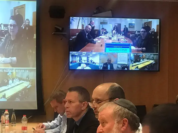 מתוך הדיונים בהם השתתפו בכירי משרד הבריאות, עם ראש הממשלה בנימין נתניהו, השר לבטחון פנים גלעד ארדן, היועמ"ש מנדלבליט ונוספים. 23 במרץ 2020 (אתר רשמי , ללא) מתוך הדיונים בהם השתתפו בכירי משרד הבריאות, עם ראש הממשלה בנימין נתניהו, השר לבטחון פנים גלעד ארדן, היועמ"ש מנדלבליט ונוספים. 23 במרץ 2020 (אתר רשמי , ללא)
