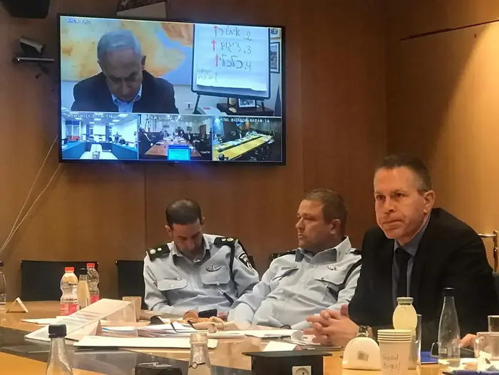 מתוך הדיונים בהם השתתפו בכירי משרד הבריאות, עם ראש הממשלה בנימין נתניהו, השר לבטחון פנים גלעד ארדן, היועמ"ש מנדלבליט ונוספים. 23 במרץ 2020 (אתר רשמי , ללא) מתוך הדיונים בהם השתתפו בכירי משרד הבריאות, עם ראש הממשלה בנימין נתניהו, השר לבטחון פנים גלעד ארדן, היועמ"ש מנדלבליט ונוספים. 23 במרץ 2020 (אתר רשמי , ללא)