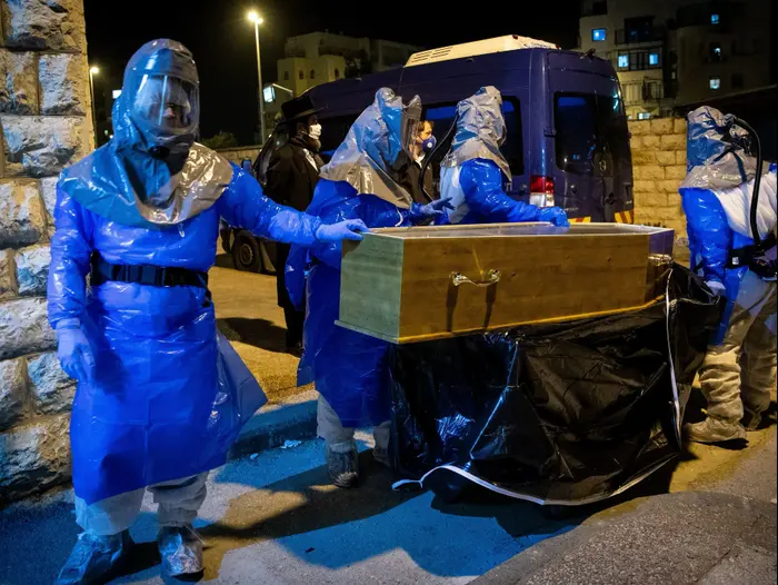 אנשי חברה קדישא נערכים להלווית הקורבן השלישי של הקורונה, ירושלים, 24 במרץ 2020 (פלאש 90 , יונתן זינדל) אנשי חברה קדישא נערכים להלווית הקורבן השלישי של הקורונה, ירושלים, 24 במרץ 2020 (פלאש 90 , יונתן זינדל)