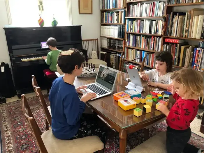 ילדים לומדים מרחוק מהבית מול מחשב (באדיבות המצולמים) ילדים לומדים מרחוק מהבית מול מחשב (באדיבות המצולמים)