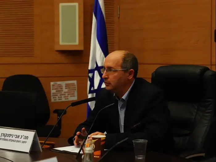 אבי ניסנקורן (כחול לבן) במהלך כינוס הוועדה המסדרת בכנסת 25 במרץ 2020 (רויטרס , דוברות הכנסת,עדינה ולמן) אבי ניסנקורן (כחול לבן) במהלך כינוס הוועדה המסדרת בכנסת 25 במרץ 2020 (רויטרס , דוברות הכנסת,עדינה ולמן)