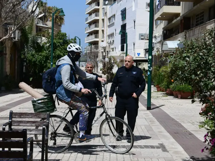 אכיפת משטרת ישראל ברחובות תל אביב - יפו לאחר הנחיות משרד הבריאות לצורך מניעת התפשוטת נגיף הקורונה 26 במרץ 2020 (ראובן קסטרו) אכיפת משטרת ישראל ברחובות תל אביב - יפו לאחר הנחיות משרד הבריאות לצורך מניעת התפשוטת נגיף הקורונה 26 במרץ 2020 (ראובן קסטרו)