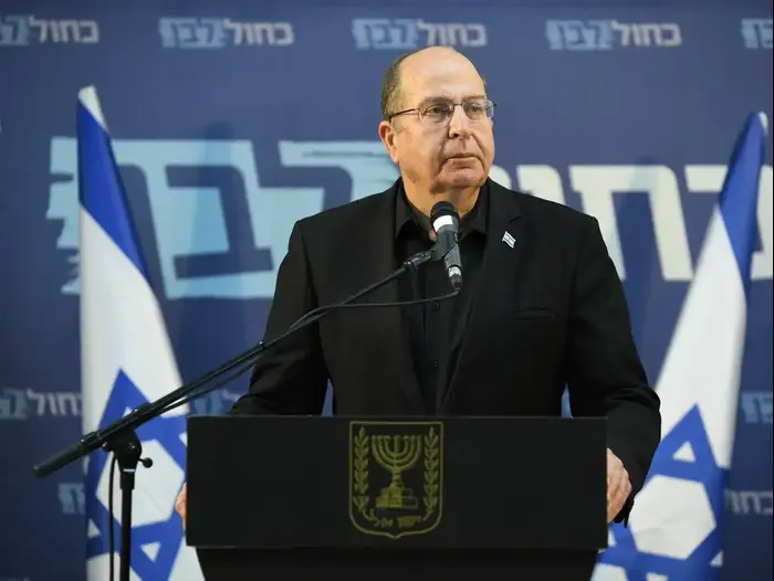 בוגי יעלון במהלך הצהרתו לאחר פירוק השותפות עם בני גנץ בבית העיתונאים, תל אביב 26 במרץ 2020 (אתר רשמי , אלעד גוטמן) בוגי יעלון במהלך הצהרתו לאחר פירוק השותפות עם בני גנץ בבית העיתונאים, תל אביב 26 במרץ 2020 (אתר רשמי , אלעד גוטמן)