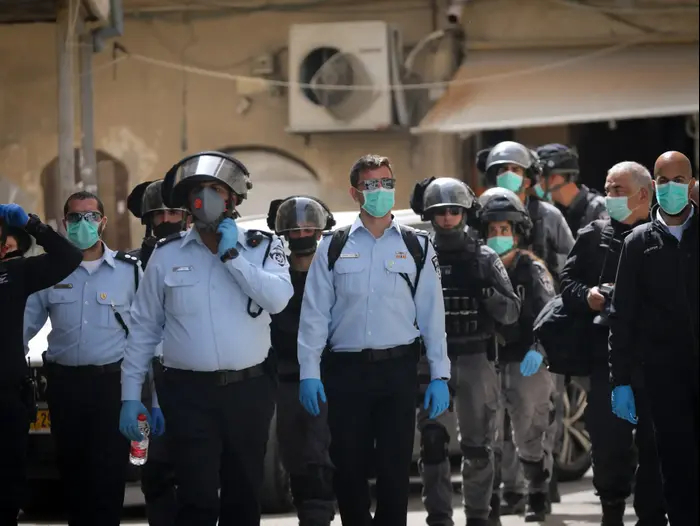 אכיפת המשטרה בשכונת מאה שערים לטובת שמירה על הנחיות משרד הבריאות בנושא נגיף הקורונה 30 במרץ 2020 (פלאש 90 , יונתן זינדל, פלאש 90) אכיפת המשטרה בשכונת מאה שערים לטובת שמירה על הנחיות משרד הבריאות בנושא נגיף הקורונה 30 במרץ 2020 (פלאש 90 , יונתן זינדל, פלאש 90)