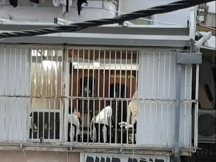 תפילה בביתו של הרב חיים קנייבסקי בבני ברק 31 במרץ 2020 (אתר רשמי , -) תפילה בביתו של הרב חיים קנייבסקי בבני ברק 31 במרץ 2020 (אתר רשמי , -)