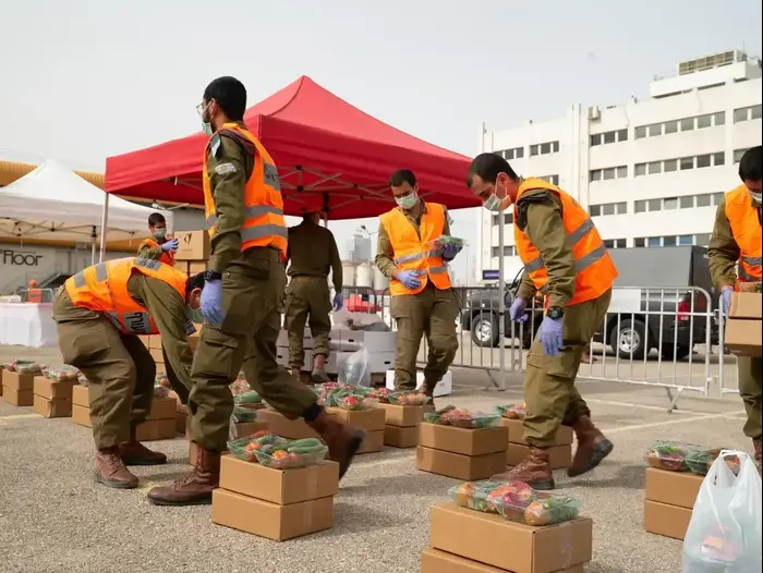 הבוקר החלה משימת הסיוע של פיקוד העורף לעיר בני ברק. חיילי עוצבת האש התייצבו בעיר והחלו בסיוע לרשות המקומית - באספקת מזון לתושבים ולאוכלוסיות נזקקות, 5 באפריל 2020 (דובר צה"ל) הבוקר החלה משימת הסיוע של פיקוד העורף לעיר בני ברק. חיילי עוצבת האש התייצבו בעיר והחלו בסיוע לרשות המקומית - באספקת מזון לתושבים ולאוכלוסיות נזקקות, 5 באפריל 2020 (דובר צה"ל)