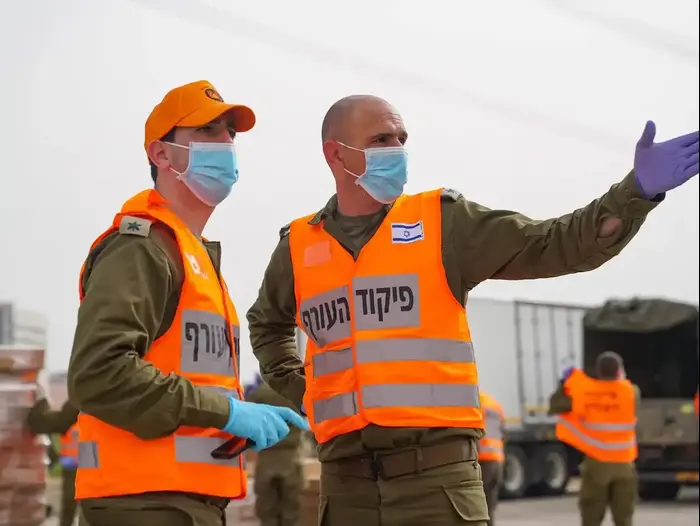 הבוקר החלה משימת הסיוע של פיקוד העורף לעיר בני ברק. חיילי עוצבת האש התייצבו בעיר והחלו בסיוע לרשות המקומית - באספקת מזון לתושבים ולאוכלוסיות נזקקות, 5 באפריל 2020 (דובר צה"ל) הבוקר החלה משימת הסיוע של פיקוד העורף לעיר בני ברק. חיילי עוצבת האש התייצבו בעיר והחלו בסיוע לרשות המקומית - באספקת מזון לתושבים ולאוכלוסיות נזקקות, 5 באפריל 2020 (דובר צה"ל)