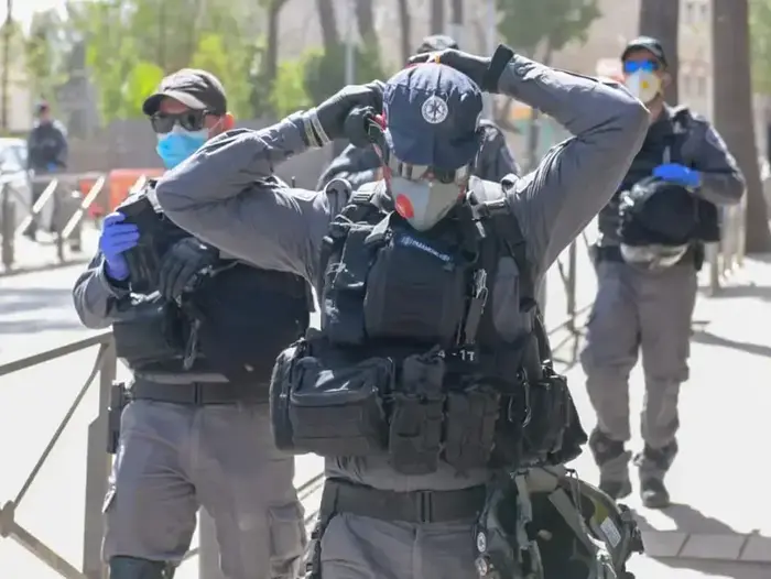 שוטר מתמגן נגד קורונה, 5 באפריל 2020 (דוברות משטרת ישראל) שוטר מתמגן נגד קורונה, 5 באפריל 2020 (דוברות משטרת ישראל)