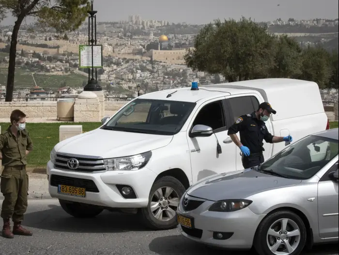 שוטרים וחיילים באחת הכניסות לירושלים לוודא שהתושבים ממלאים אחר הנחיות משרד הבריאות 5 באפריל 2020 (פלאש 90 , אוליביה פיטוסי/ פלאש 90) שוטרים וחיילים באחת הכניסות לירושלים לוודא שהתושבים ממלאים אחר הנחיות משרד הבריאות 5 באפריל 2020 (פלאש 90 , אוליביה פיטוסי/ פלאש 90)