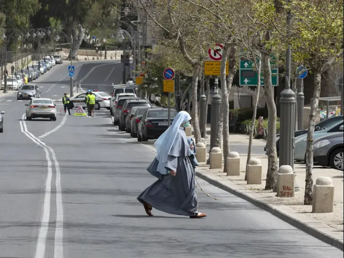 נזירה עוטה מסכה לצורך התגוננות מנגיף הקורונה בירושלים 5 באפריל 2020 (פלאש 90 , אוליביה פיטוסי/ פלאש 90) נזירה עוטה מסכה לצורך התגוננות מנגיף הקורונה בירושלים 5 באפריל 2020 (פלאש 90 , אוליביה פיטוסי/ פלאש 90)