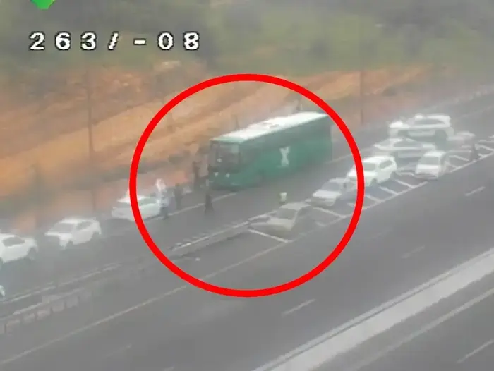 רגע מעצר חולה הקורונה מתוך אוטובוס בכביש 1 5 באפריל 2020 (אתר רשמי , נתיבי ישראל) רגע מעצר חולה הקורונה מתוך אוטובוס בכביש 1 5 באפריל 2020 (אתר רשמי , נתיבי ישראל)