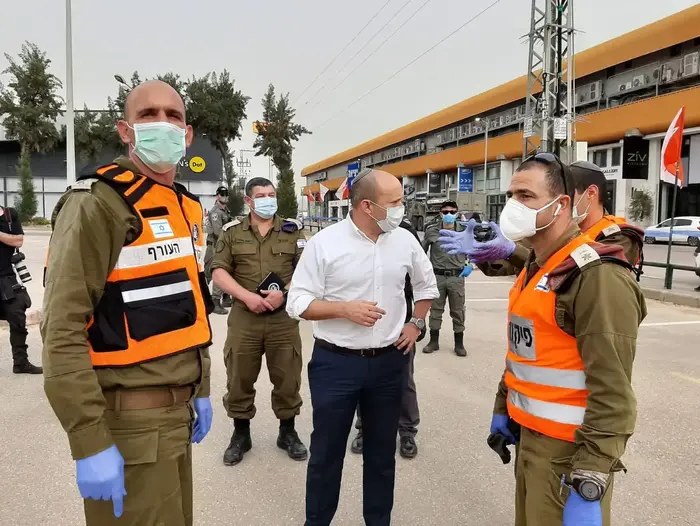 שר הביטחון, נפתלי בנט במהלך ביקורו בבני ברק 5 באפריל 2020 (אתר רשמי , דוברות משרד הביטחון) שר הביטחון, נפתלי בנט במהלך ביקורו בבני ברק 5 באפריל 2020 (אתר רשמי , דוברות משרד הביטחון)