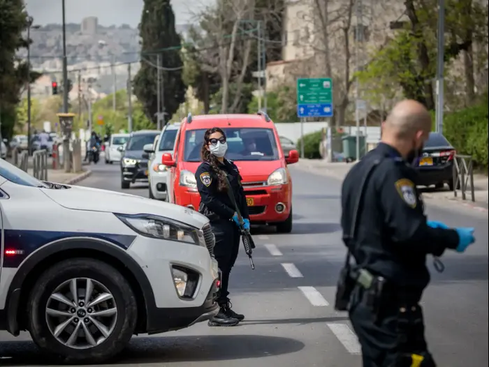 שוטרים במהלך פעולות אכיפה בירושלים ברקע הנחיות הממשלה לצורך מניעת התפשטות נגיף הקורונה 7 באפריל 2020 (פלאש 90 , יונתן זינדל, פלאש 90) שוטרים במהלך פעולות אכיפה בירושלים ברקע הנחיות הממשלה לצורך מניעת התפשטות נגיף הקורונה 7 באפריל 2020 (פלאש 90 , יונתן זינדל, פלאש 90)