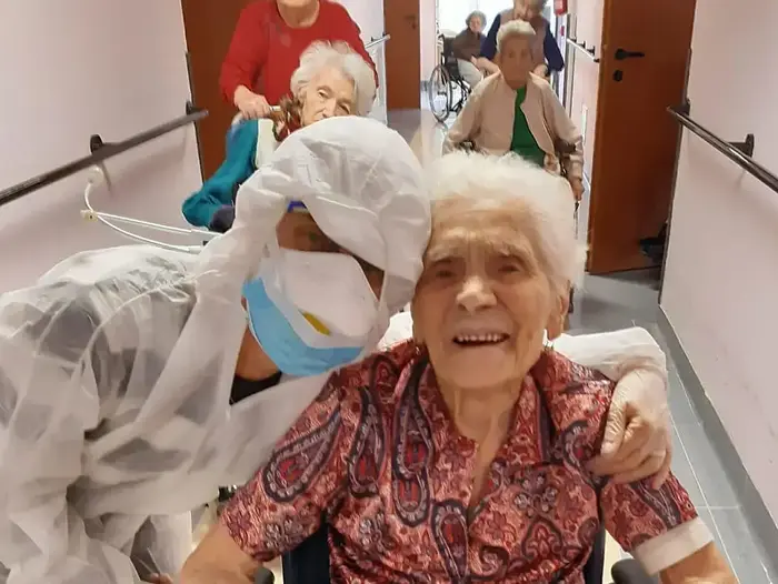 עדה זנוסו,בת 103 מאיטליה, החלימה מקורונה, 1באפריל 2020 (AP) עדה זנוסו,בת 103 מאיטליה, החלימה מקורונה, 1באפריל 2020 (AP)