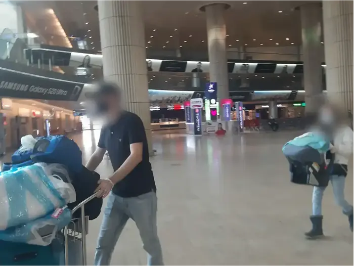 נוסעים ישראלים נוחתים בנתב"ג, 11 באפריל 2020 (דנה ירקצי) נוסעים ישראלים נוחתים בנתב"ג, 11 באפריל 2020 (דנה ירקצי)